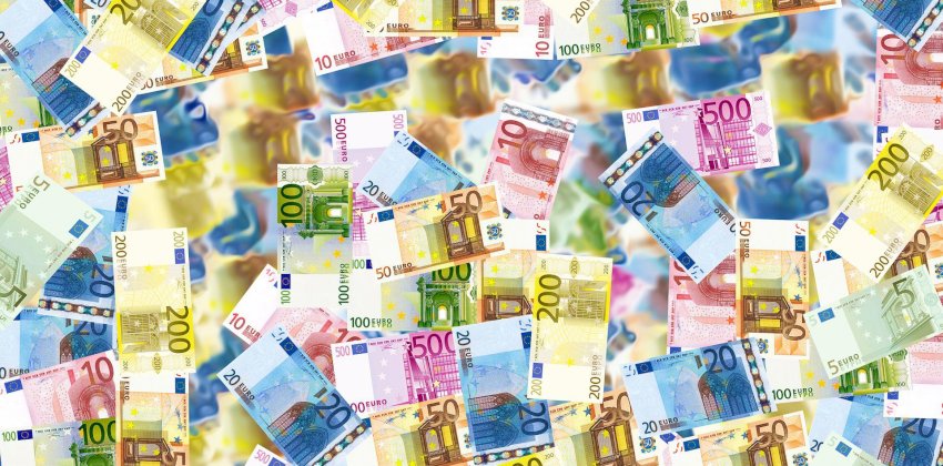 Курс евро упал до 77 рублей впервые с 2020 года