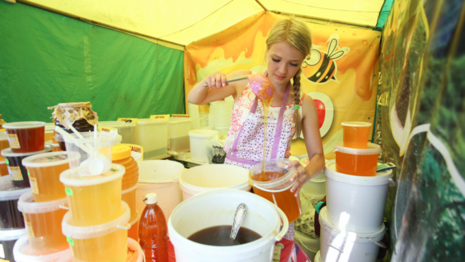 В Алтайском крае начали собирать мед на три недели раньше