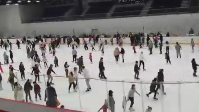 В Барнауле стартовала ночь бесплатного катания на коньках. Видео