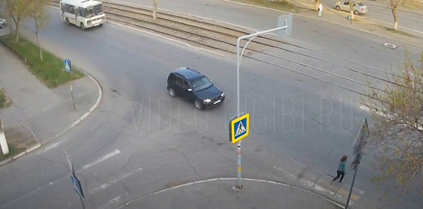  Автобус сбил 11-летнюю девочку на пешеходном переходе в Бийске и попал на видео 