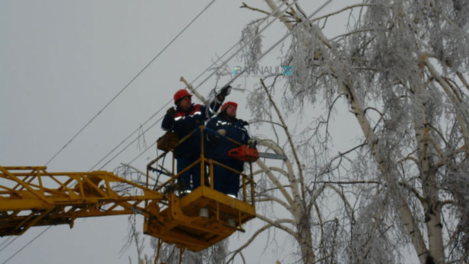 Энергетики очищают 500 км обледеневших электросетей в Алтайском крае