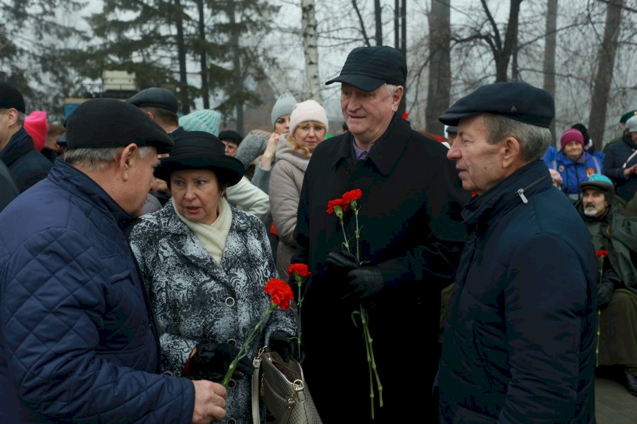 Амител новости алтайского края новости барнаула. Стелла город трудовой доблести Барнаул. Барнаул город трудовой доблести. Город трудовой доблести.