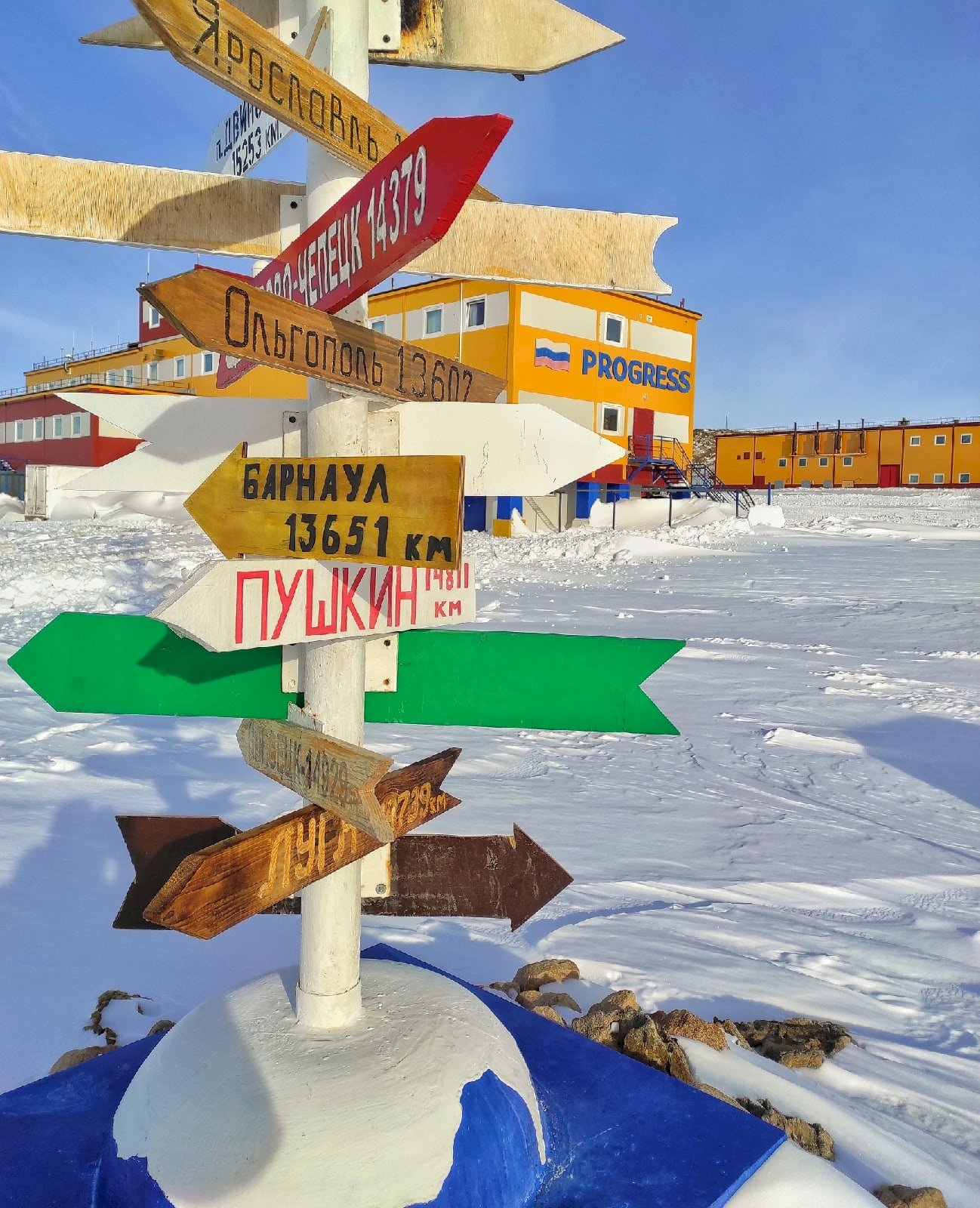  В Антарктиде к юбилею Алтайского края учёный установил указатель на Барнаул 
