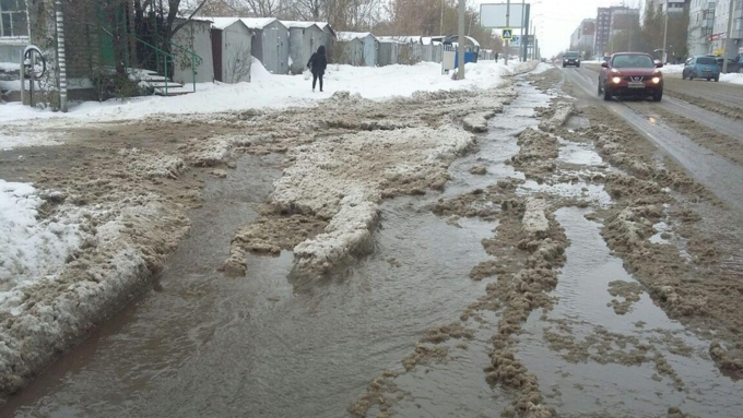 По колено в снежной каше и воде: хроники зимнего потопа в Барнауле