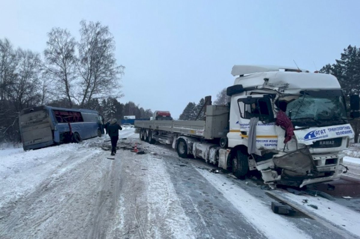 Автобус с детьми столкнулся с грузовиком по пути в Барнаул