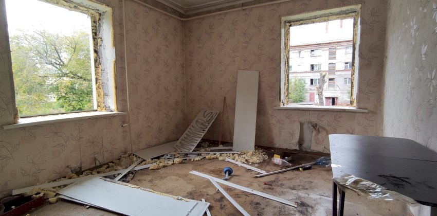 Вскрыли замок и всё вынесли. Как у жительницы Барнаула «обчистили» аварийную квартиру и почему она винит в этом власти