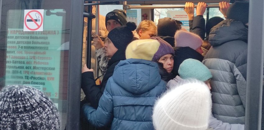 Вечерний квест — попади в автобус. Фотограф amic.ru снял барнаульцев, которым не хватает места в общественном транспорте