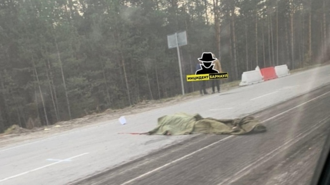 Соцсети: дорожника насмерть сбили в Барнауле