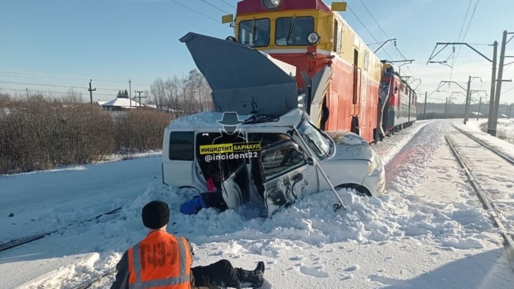 Трое детей погибли в столкновении автомобиля со снегоуборочным поездом в Алтайском крае