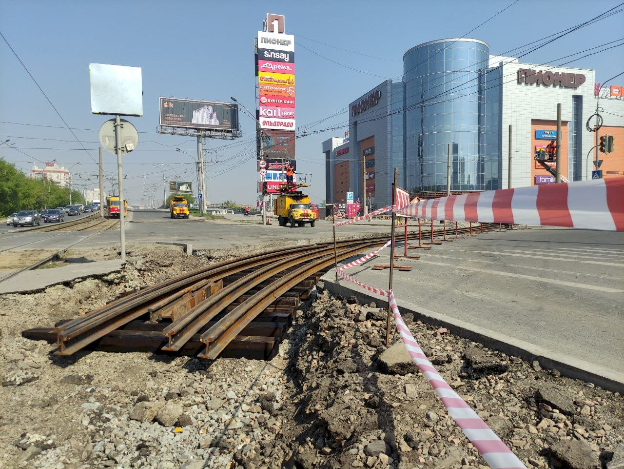 На Новом рынке в Барнауле начали укладывать рельсы на разворотном кольце