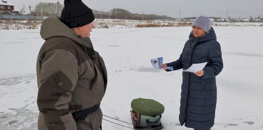  В Барнауле начались рейды на водоёмах. С рыбаками и другими любителями выходить на лёд проводят беседы и вручают им памятки 