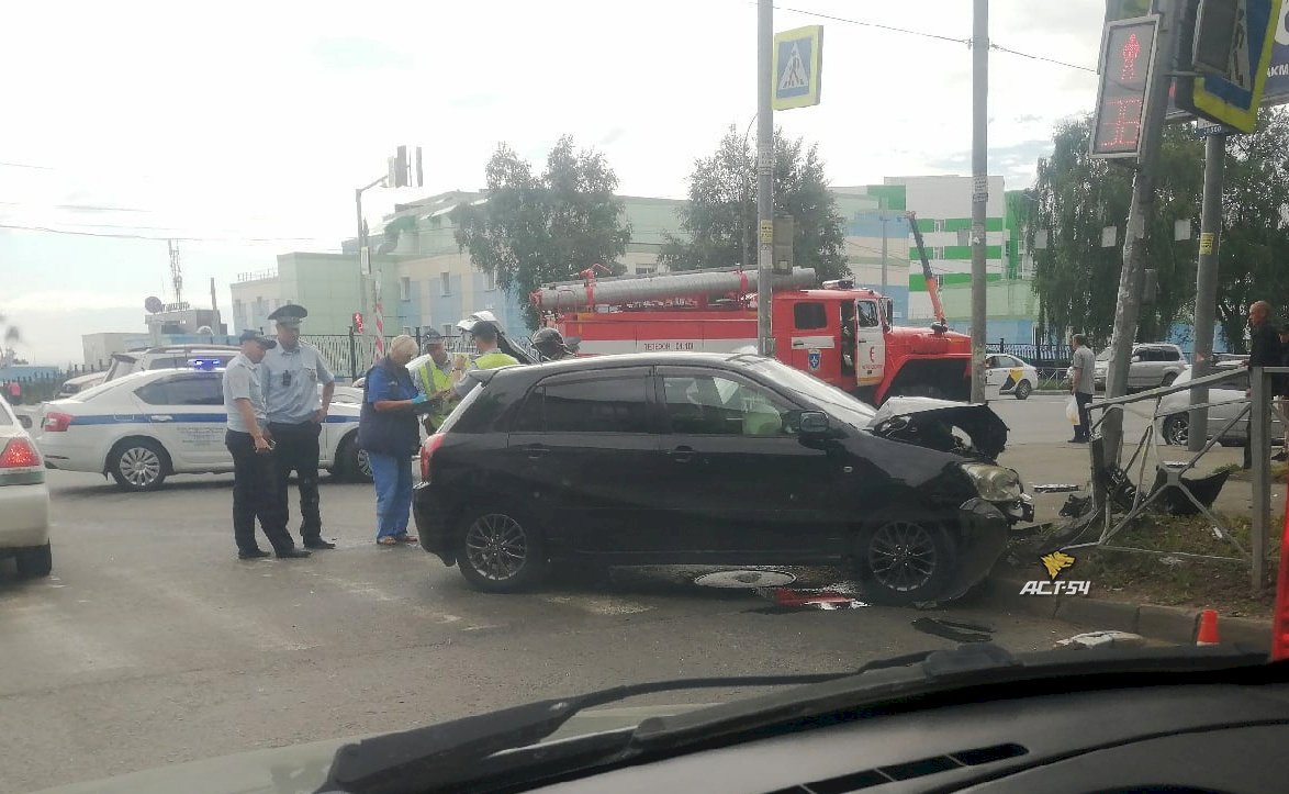 В Новосибирске полицейские попали в ДТП. Ранен водитель гражданской машины