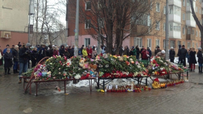 Цветы, игрушки и мародеры: репортаж из пережившего трагедию Кемерово