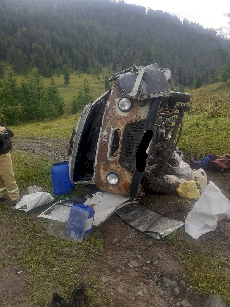 Соцсети: на Алтае слетела с дороги и перевернулась «буханка»