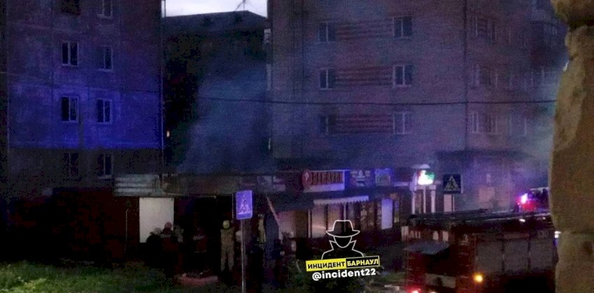  Пожар случился в продуктовом павильоне в Барнауле 