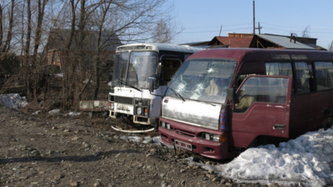 Алтайские школьники закидали два автобуса камнями после неудачной попытки угона
