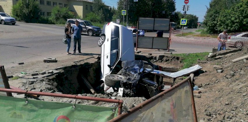  Стали известны подробности аварии в Бийске, в результате которой два автомобиля угодили в глубокую яму 